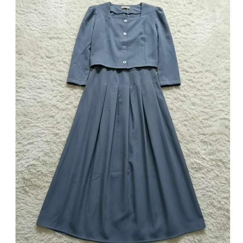 Setelan dress dan blazer wanita