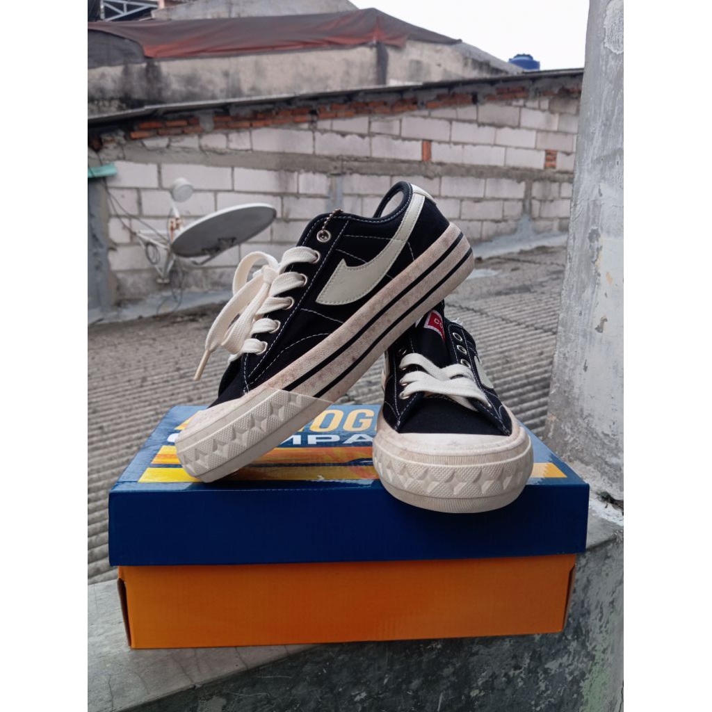 Sepatu Compass Retrograde Low Hitam/Putih