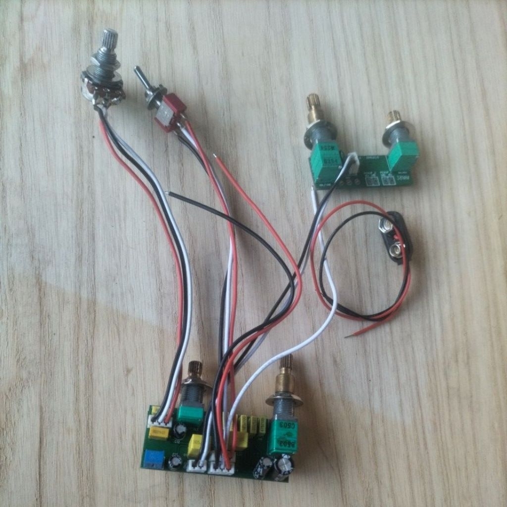 Preamp Bass Aktif Original Sire Marcus Miller M3 – 5 Potensio 1 Switch, Bekas Normal 100%