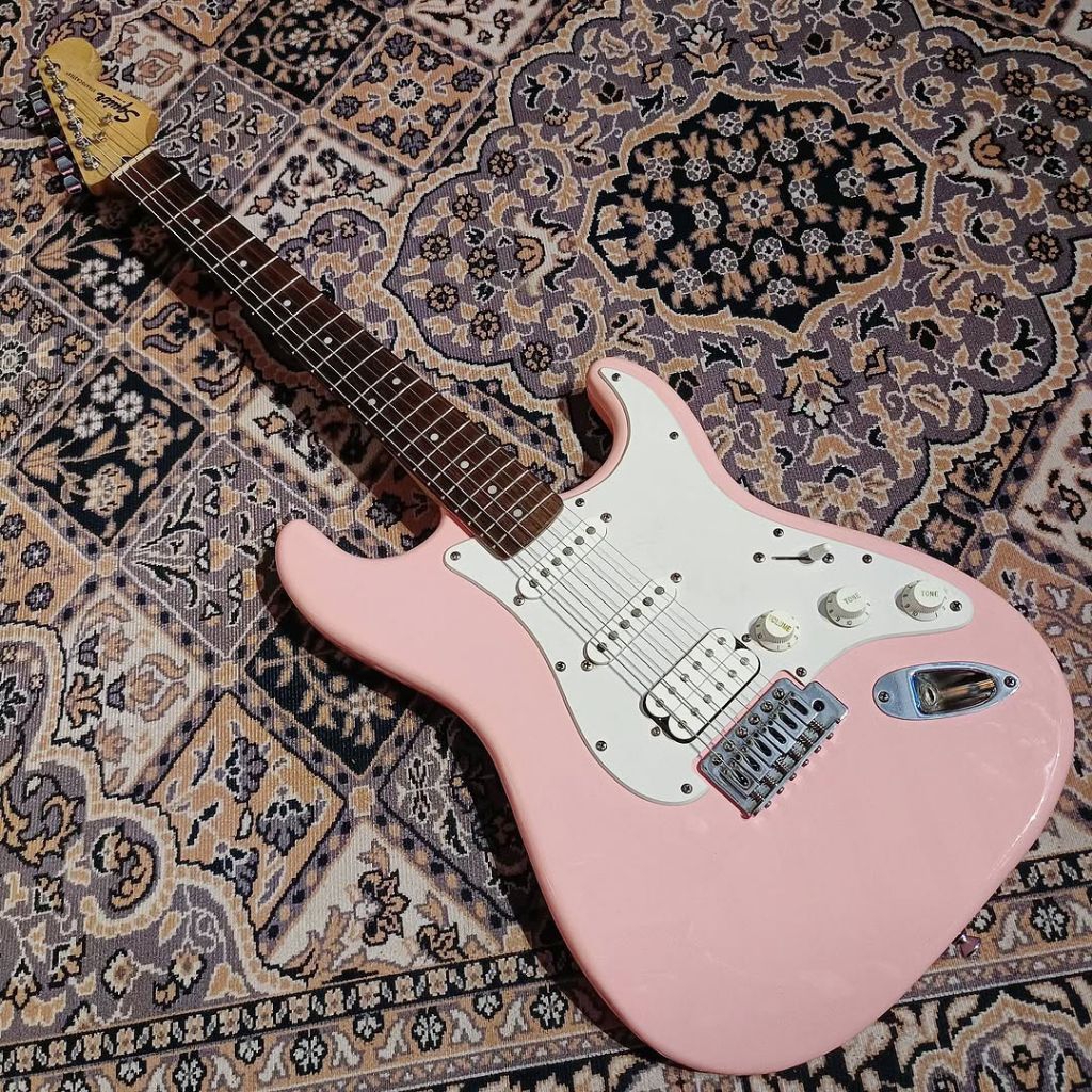Squier Stratocaster Bullet in Shell Pink