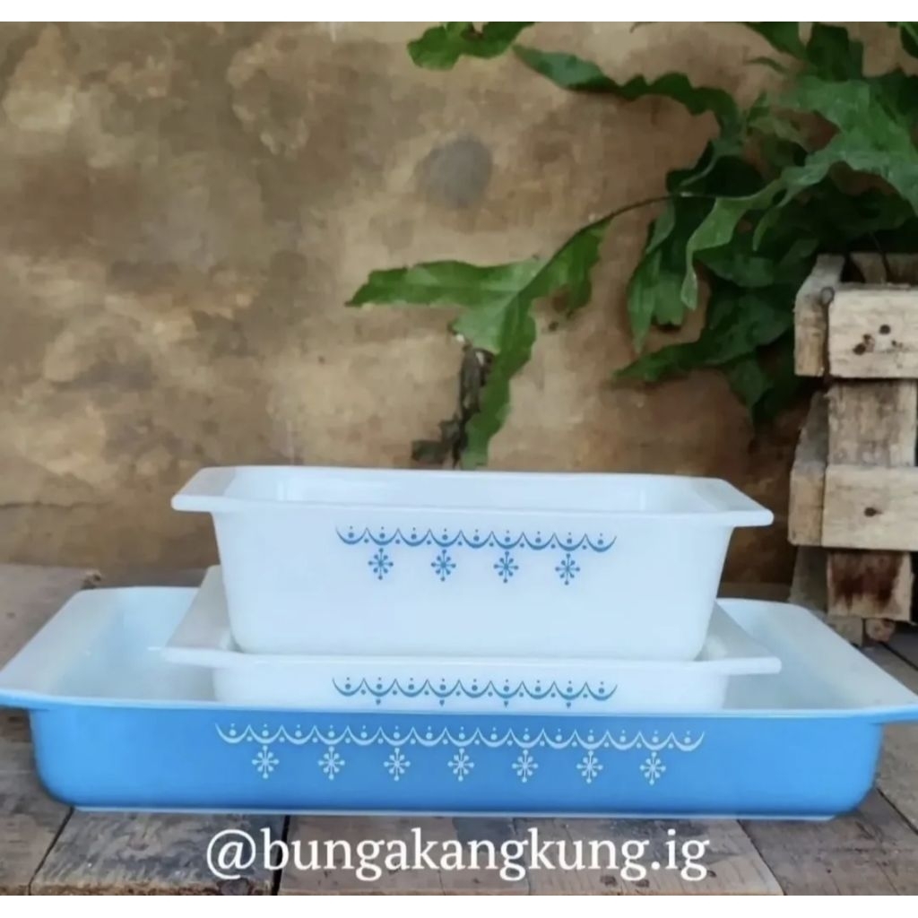 Pyrex USA casserole baking pan snowflake