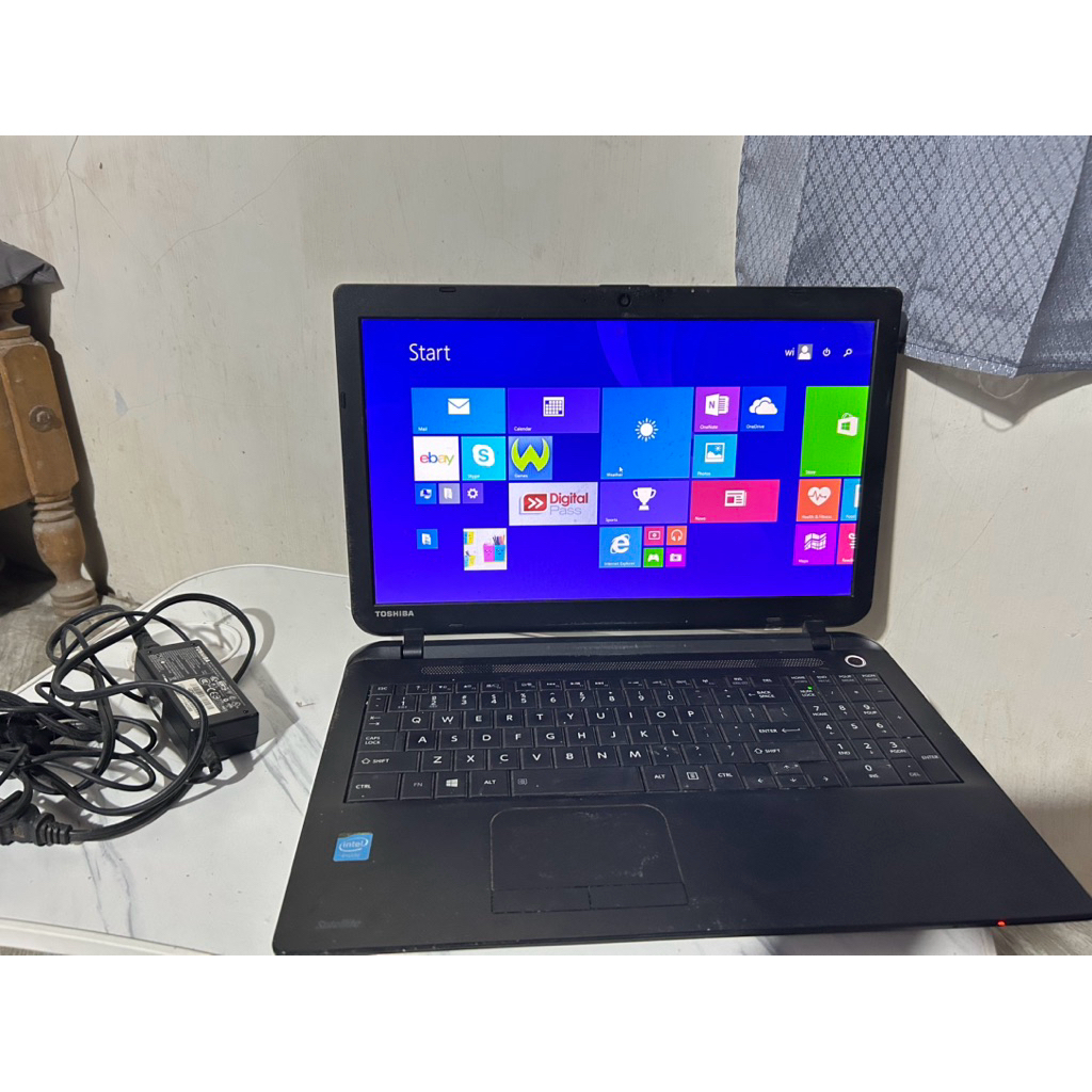 Laptop Toshiba 16Inch masih mulus pemakaian pribadi, batrai aman