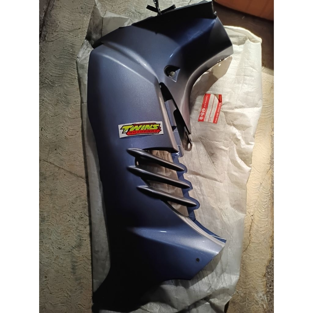 sayap dalam tebeng kiri suzuki shogun R 125 asli original SGP warna abu abu/ungu