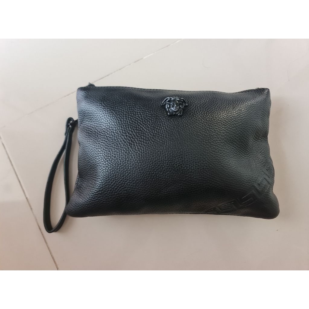 100. Tas HandBag Clutch Pria Versace Black Leather
Mantan / Bekas / Second

Size : 29.5cm x 1cm × 20