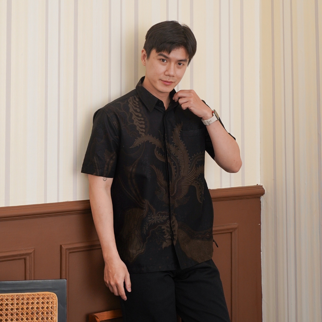 Enzy Batik Essential Kemeja Batik Pria Adinata Lengan Pendek - Black
