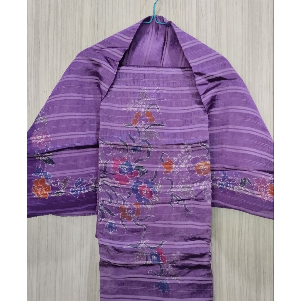 Kain gamis bahan serat warna ungu motif bunga garis putih