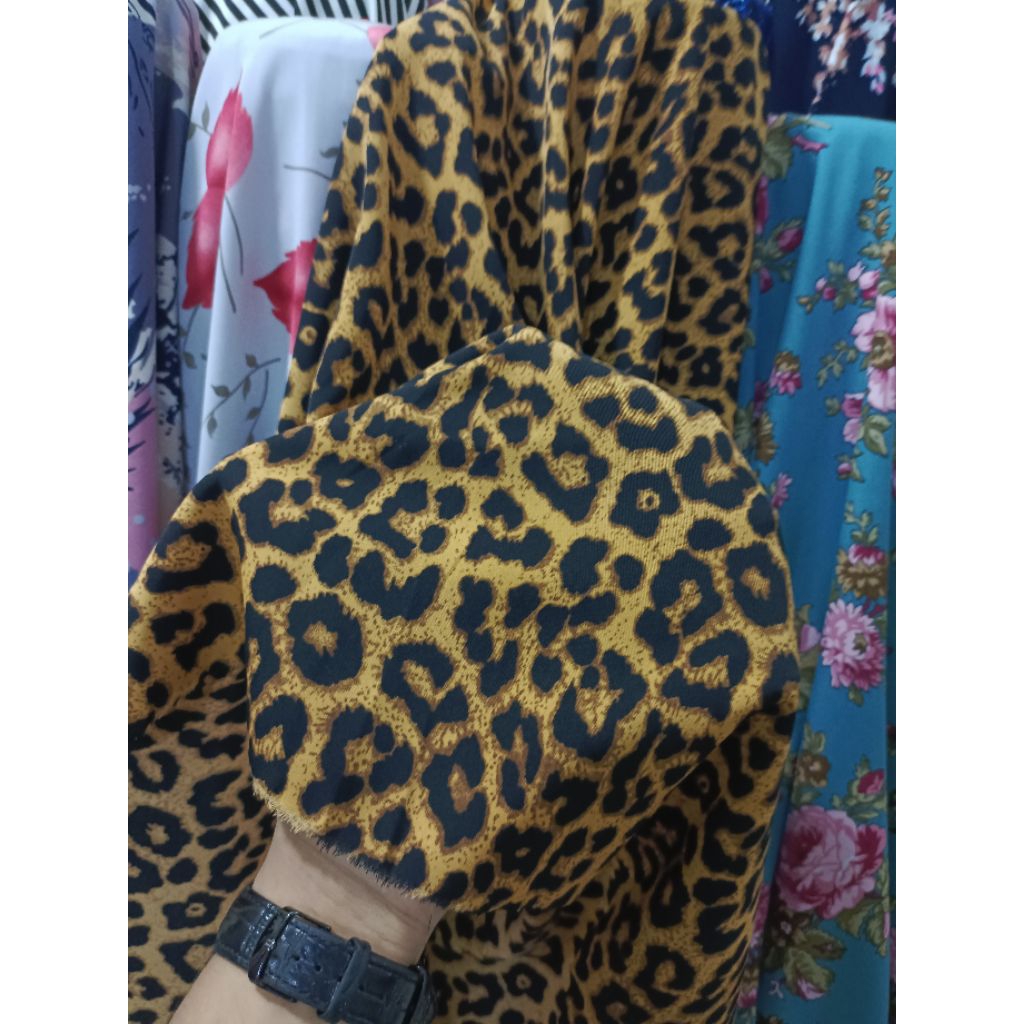 Kain Wolpeach motif Macan Tutul - Kain Tebal Lembut garmen - Kain Pilihan Import - arjn