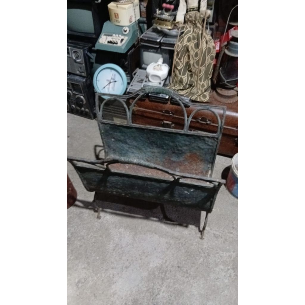 tempat koran 255rb jadul antik kuno lawas vintage display anggap mati