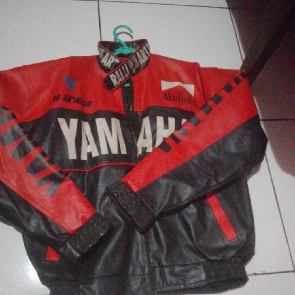 Jaket kulit merek "JHON COLLECTION" MOTIF YAMAHA"DAINESE, MARLBORO Warna merah hitam