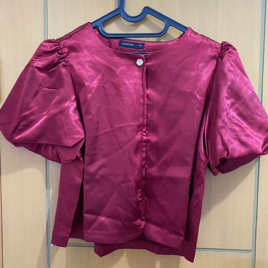 Baju The Executive Merah