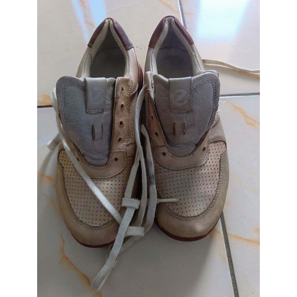 sepatu ECCO