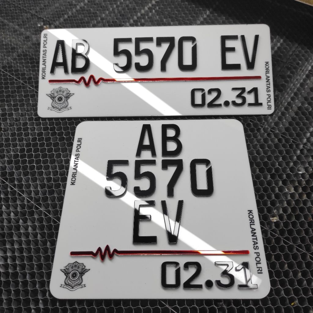 Plat nomor akrilik vespa garis merah