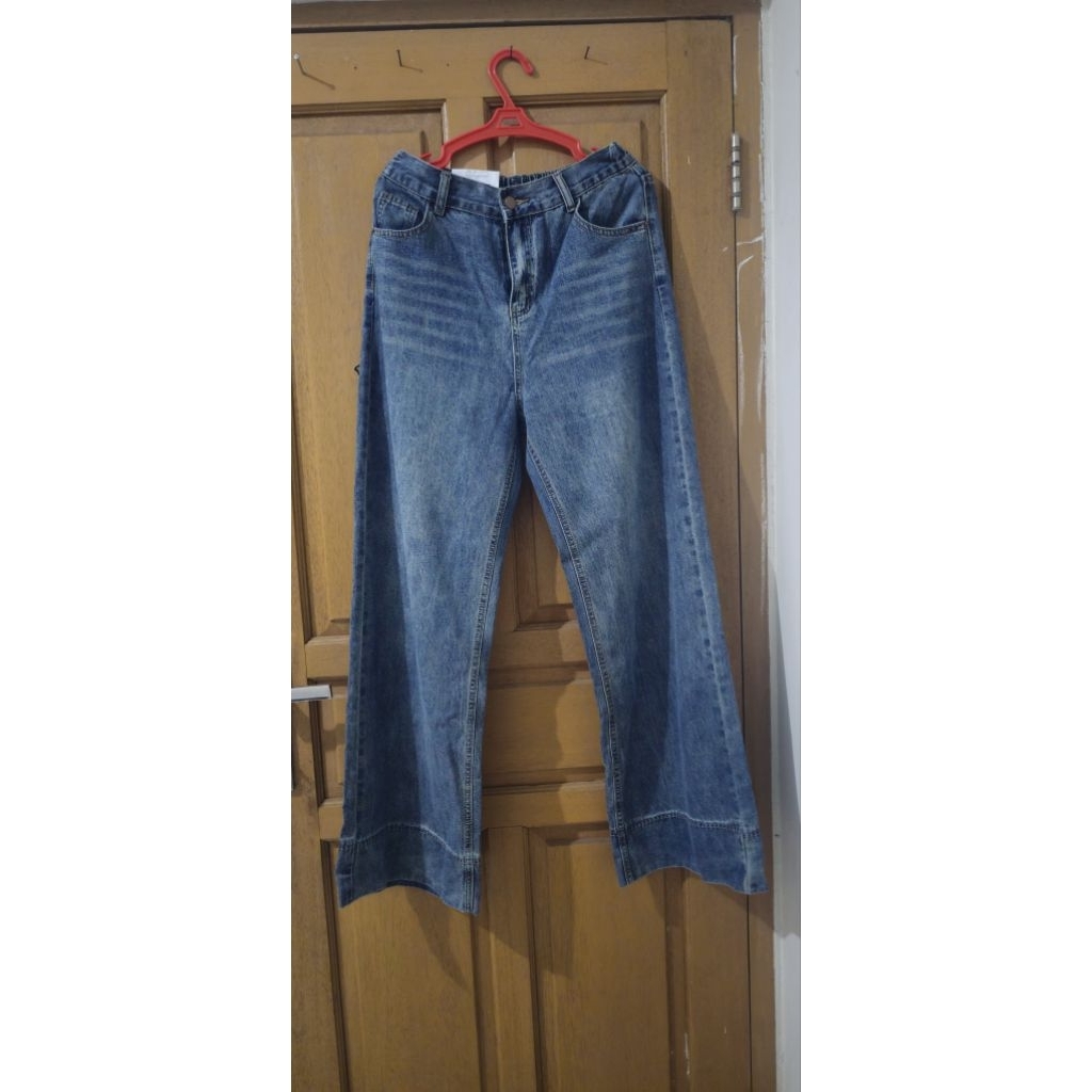 Baggy Jeans This Is April