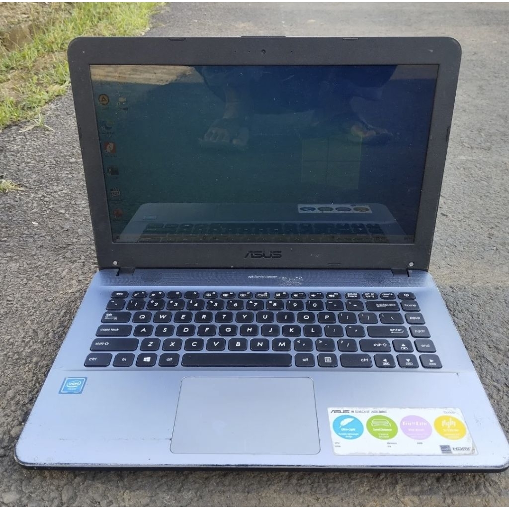 Laptop ASUS VivoBook 14 X441M atau X441MA Processor: Intel Celeron N4000