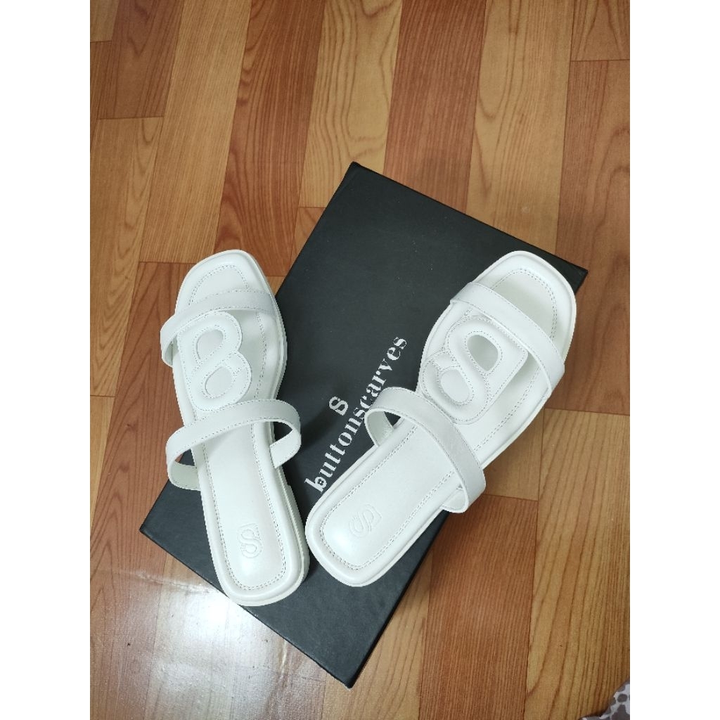 Buttonscarves Kefi 2.0 sandal