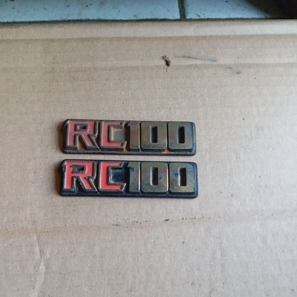 EMBLEM BOX AKI SUZUKI RC100 RC 100 original bekas
