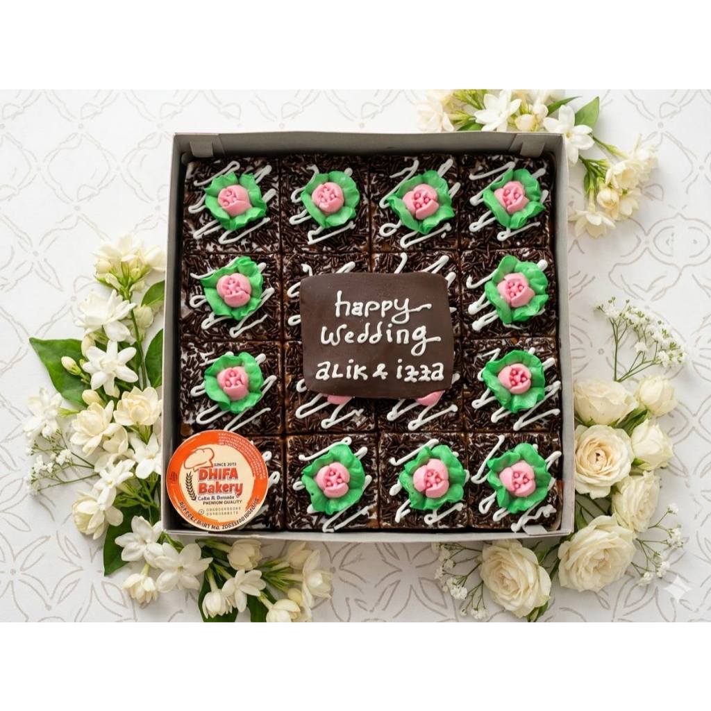 KUE TART MOTIF BUNGA HITAM