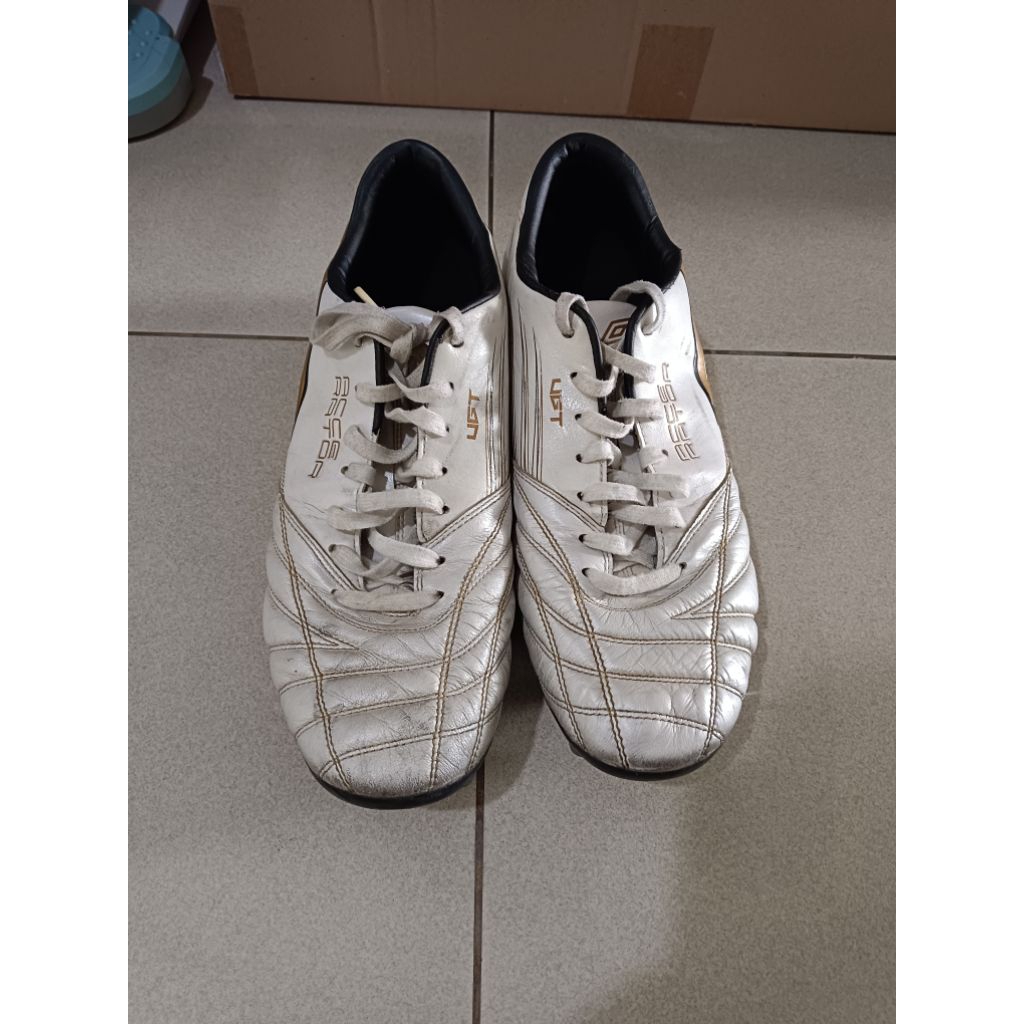 PRELOVED SEPATU BOLA UMBRO ACCERATOR ORIGILA MURAH