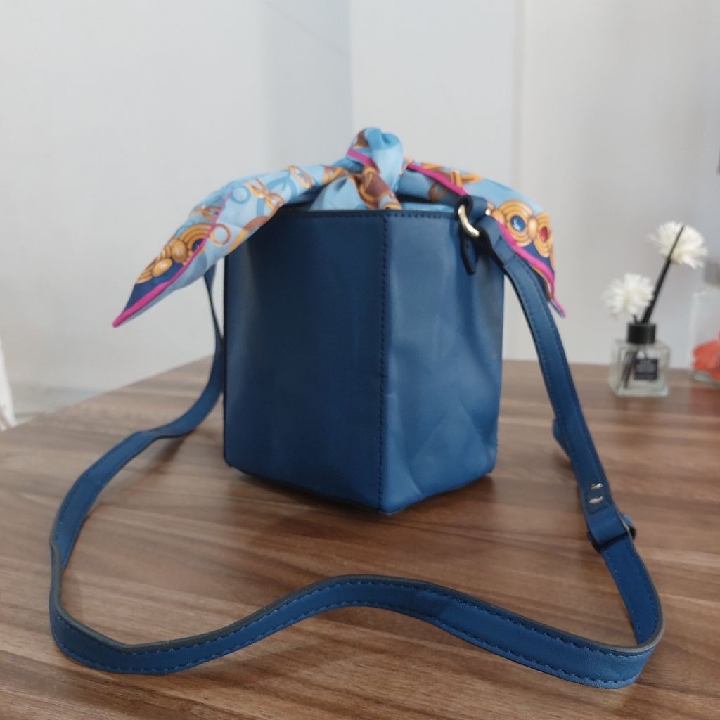 preloved tas bucket estee lauder square bag biru