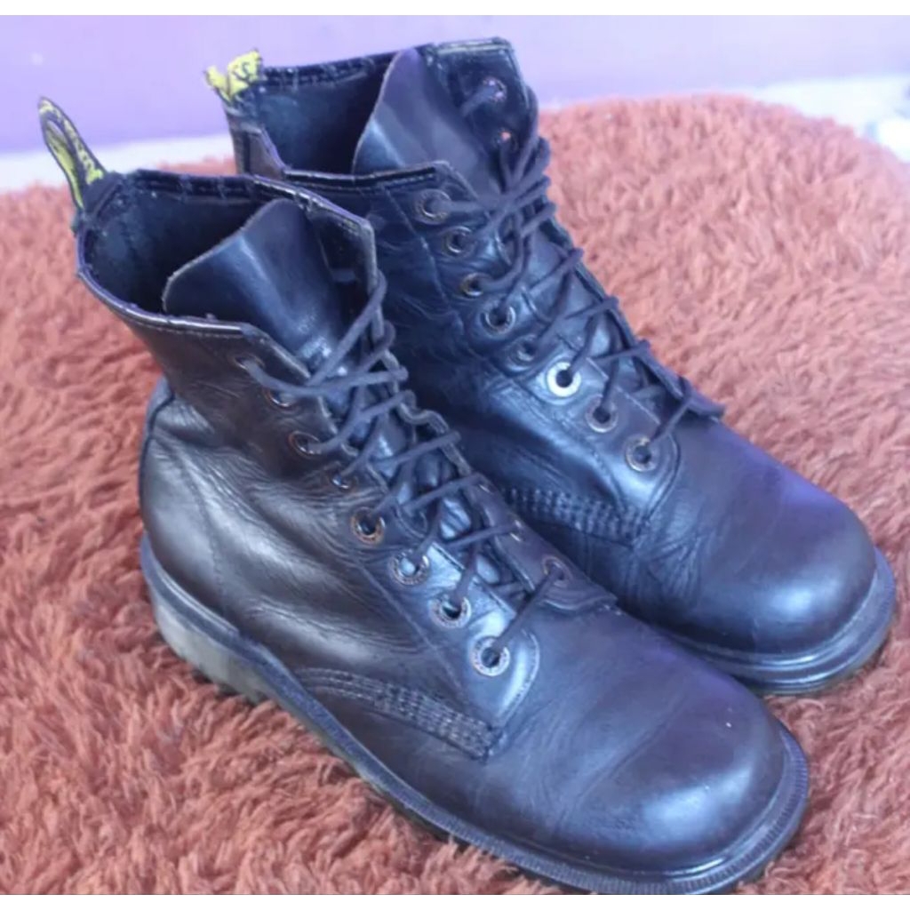 Sepatu Dokmart "Dr.Martens 8354 made in England " Kulit asli tapak kokoh. Size 5,  39 insole 240. Mi