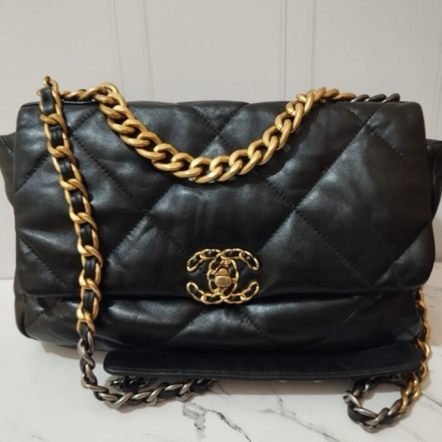 Pre-Owned Chanel 19 Flap