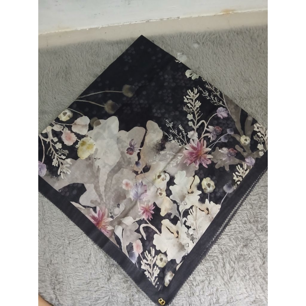 Buttonscarves Fiore Black