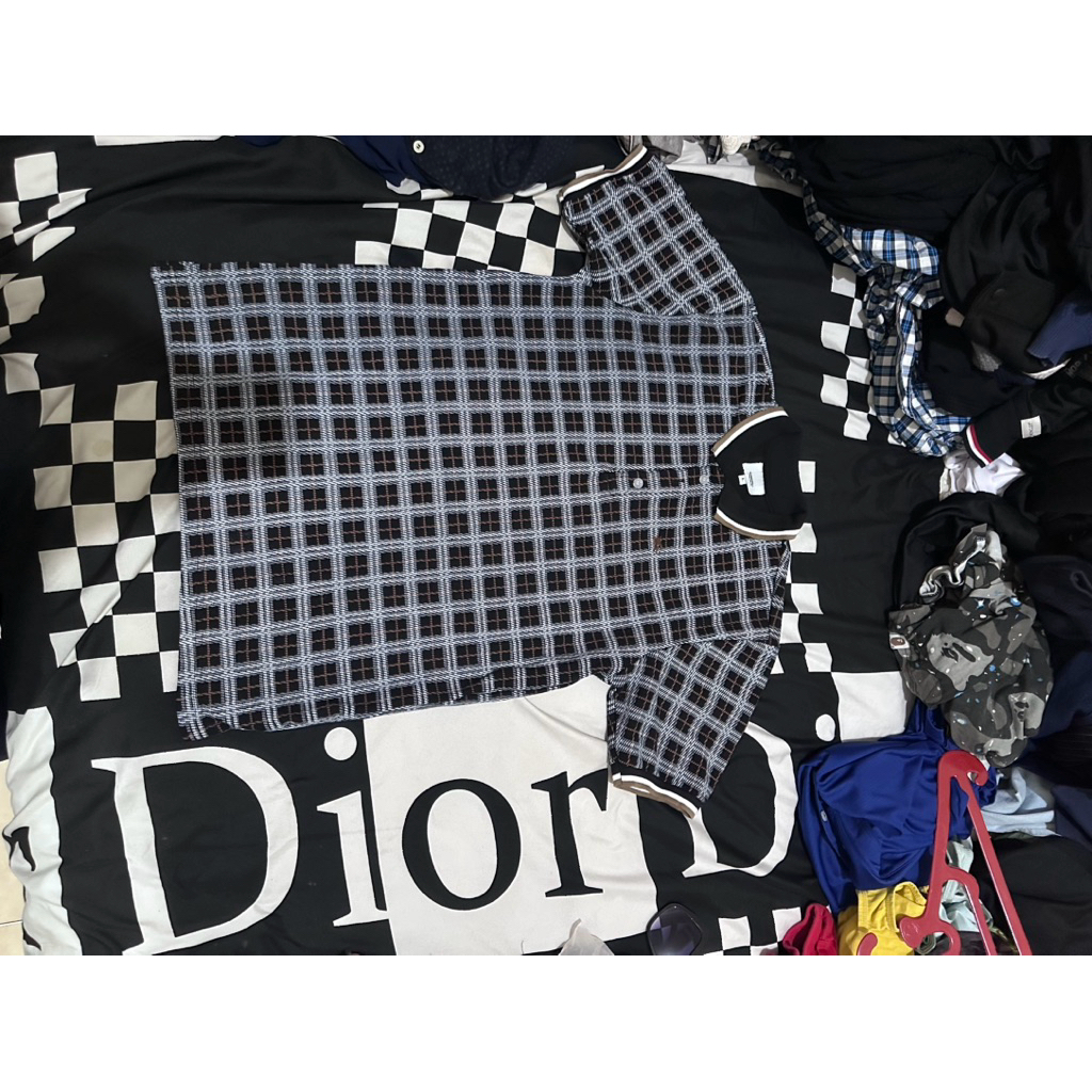 polo Burberry Second bekas hitam
