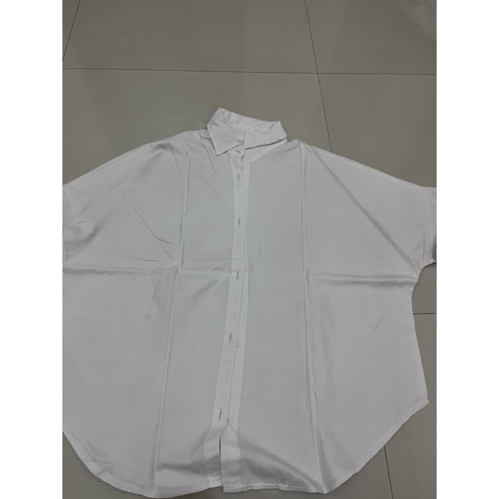 Kemeja Putih Oversize