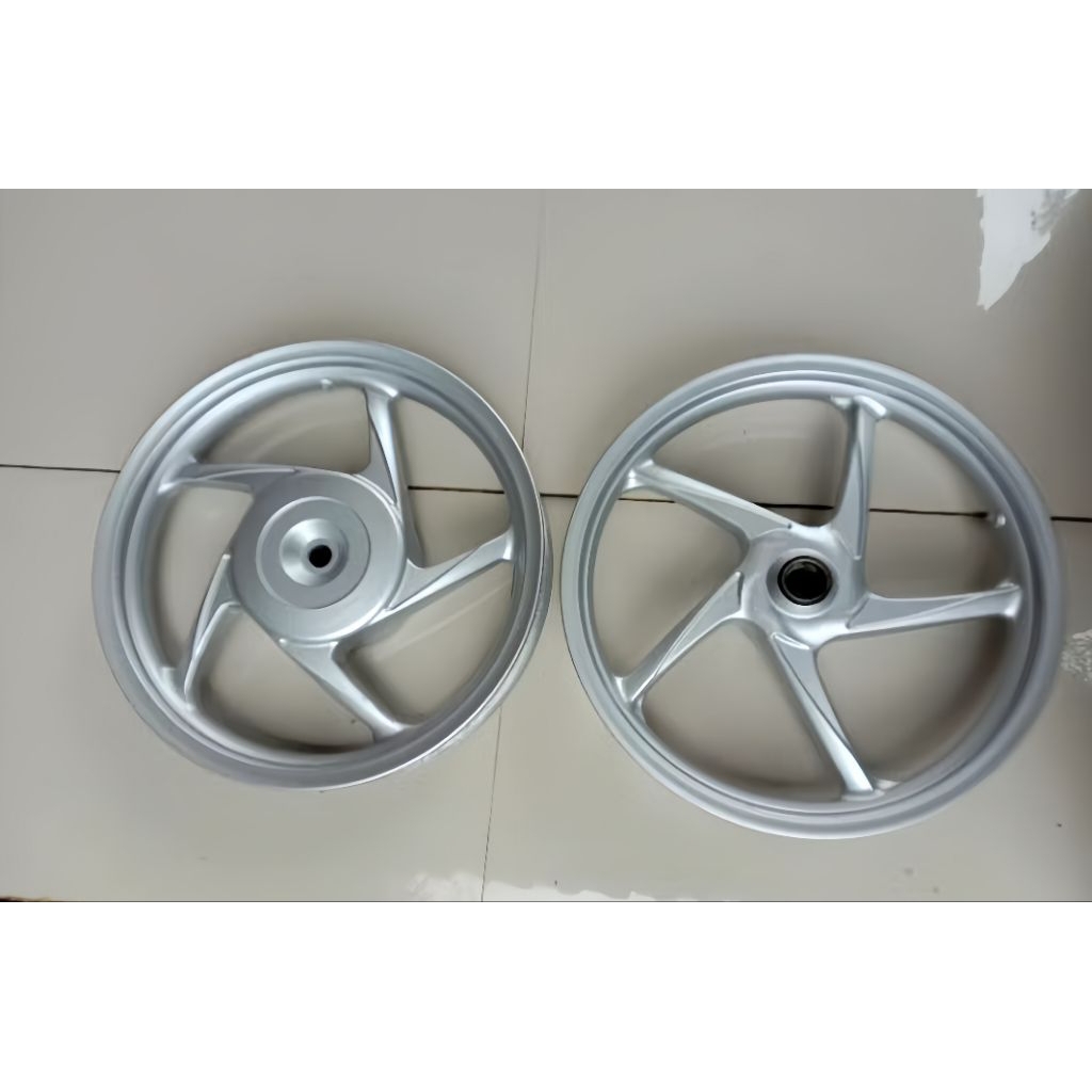 velg pelek motor Vario 110 fi PNP Vario 110 karbu, warna silver 1 set depan belakang ASLI ORIGINAL C