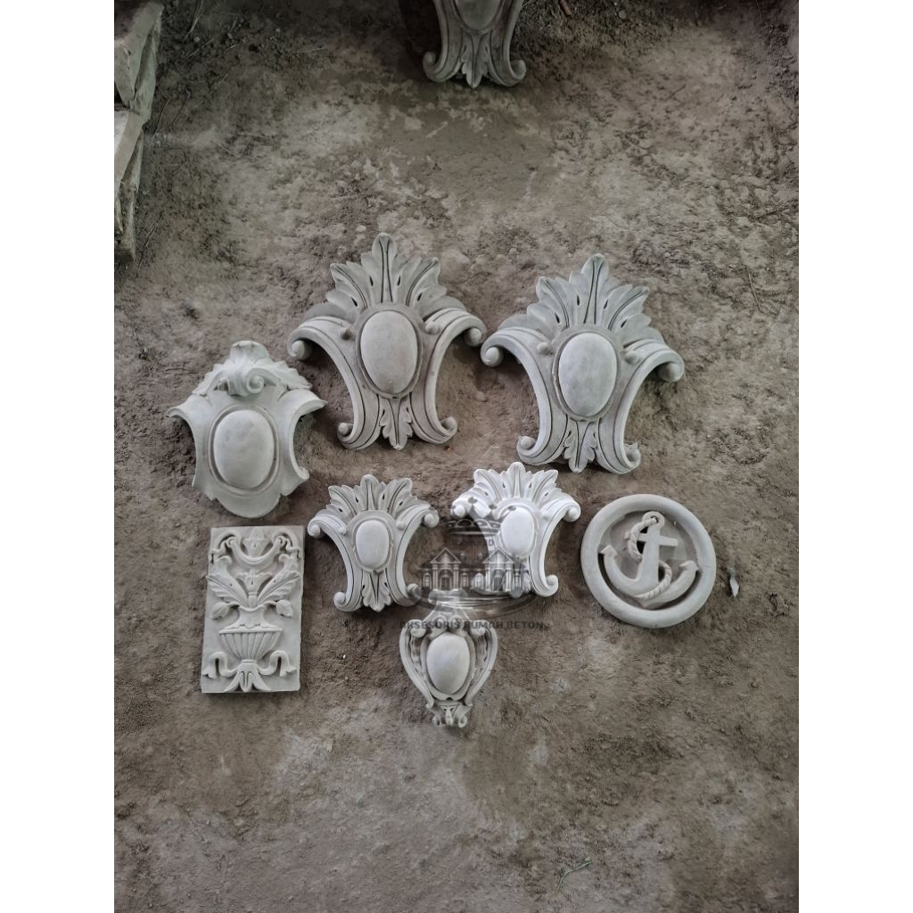 ukiran crown beton jendela lengkungan