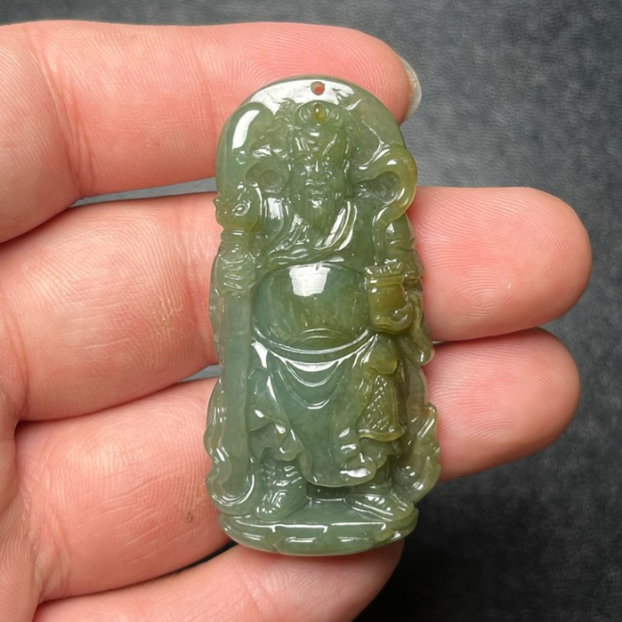 Giok Jadeite Fei Cui tipe A berbentuk dewa Kwan Kong