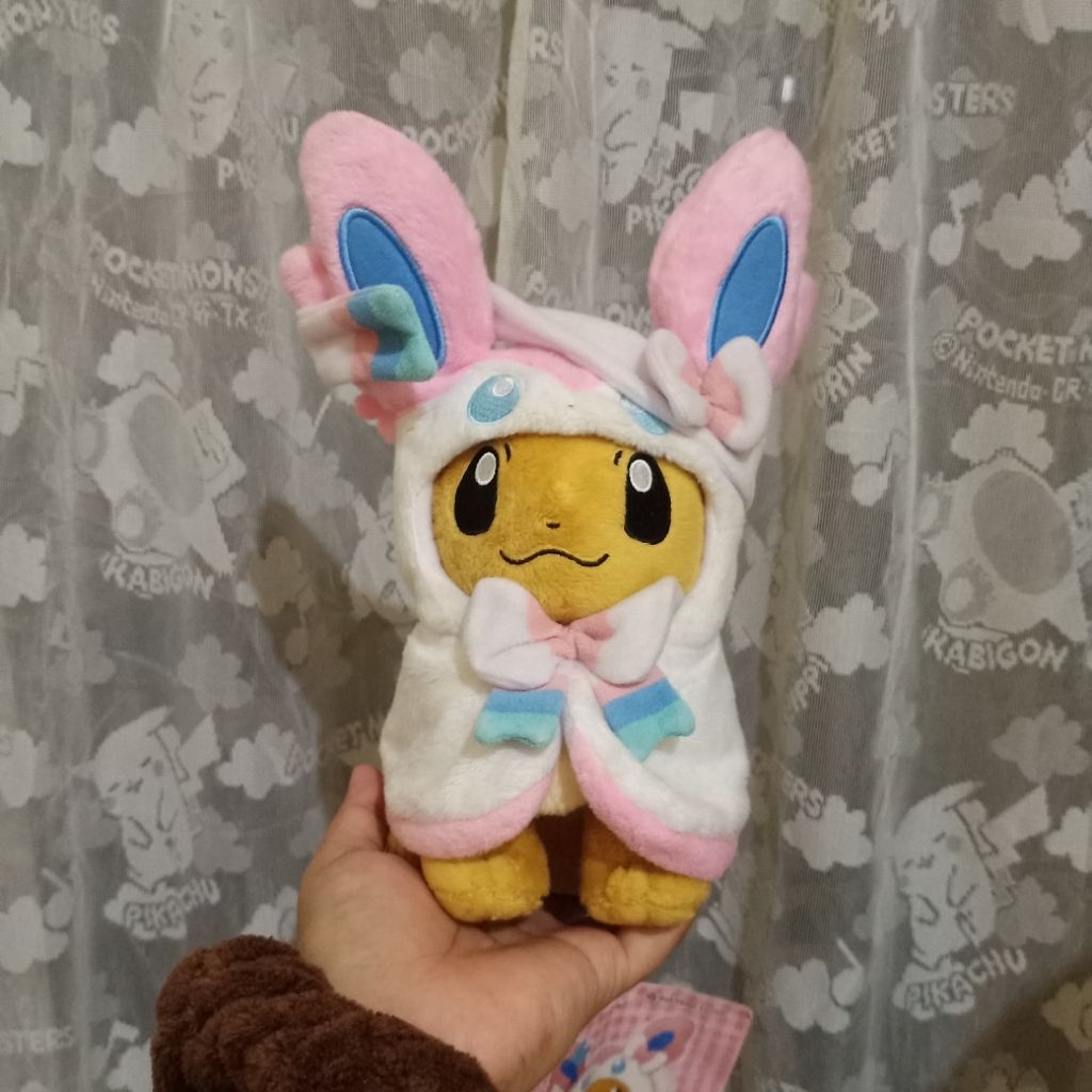 BONEKA POKEMON EEVEE PONCHO SYLVEON