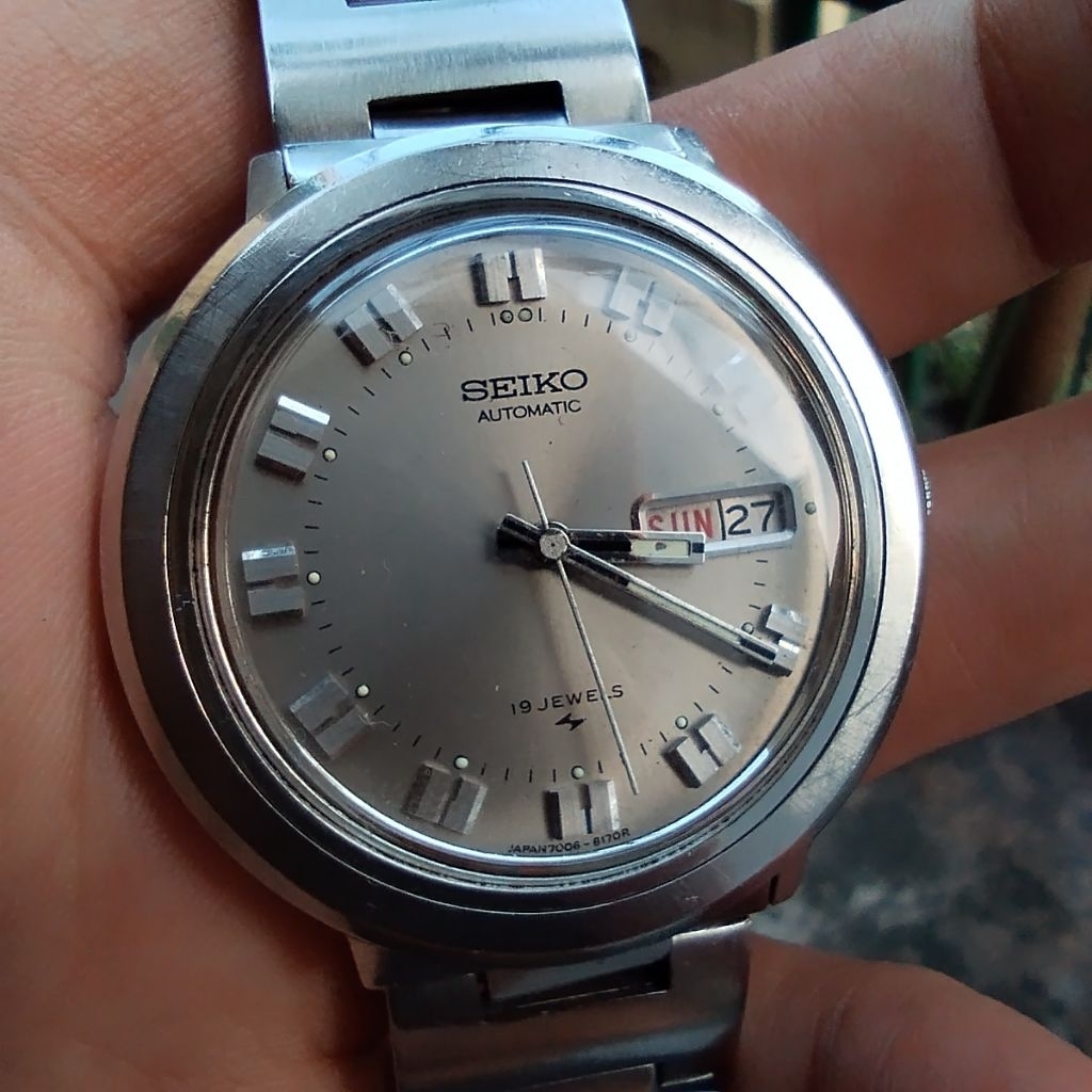 Seiko Automatic 19 Jewels dengan referensi model 7006-8070 (sering dijuluki desain "UFO" karena bent
