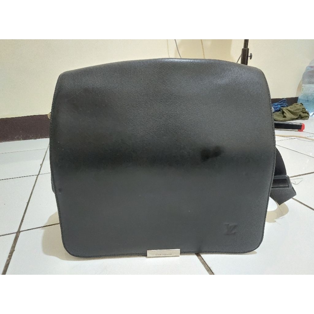 WTS Louis Vuitton Viktor Messenger Bag Black Taiga Leather Crossbody Shoulder Bag LV