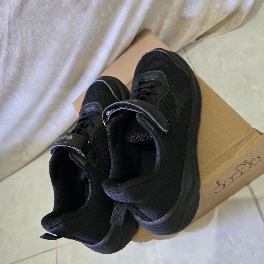 Preloved Sepatu olahraga / sekolah anak laki laki warna hitam Diadora