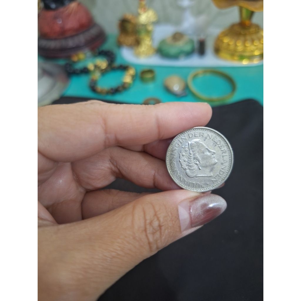Koin 1 gulden dari Negara belanda koin 
Tahun 1980 koin asli 
Limited edition 
Barang terawat 
Pemak