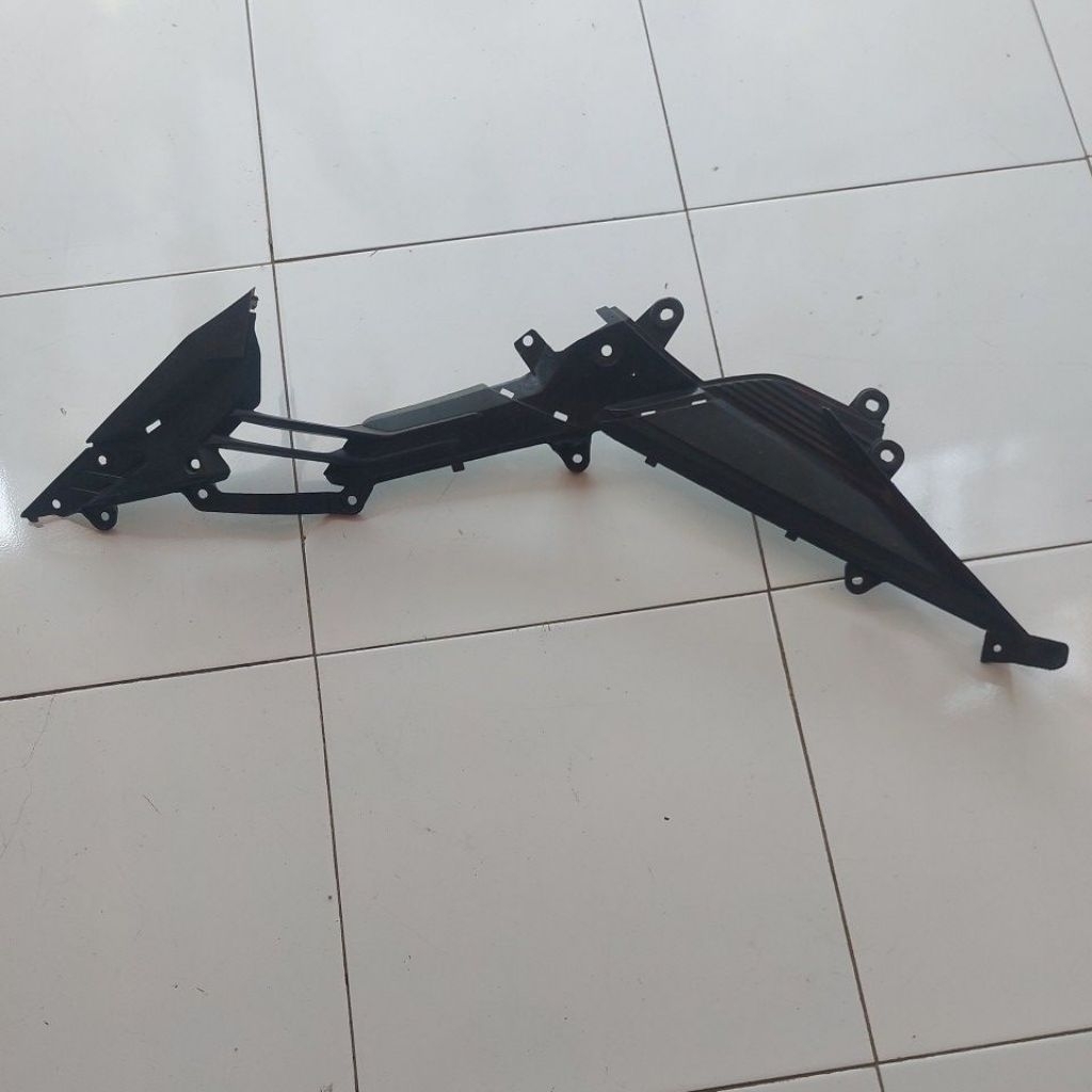 Cover Side Sambungan Sayap Depan Kanan Honda Sonic 150R Original