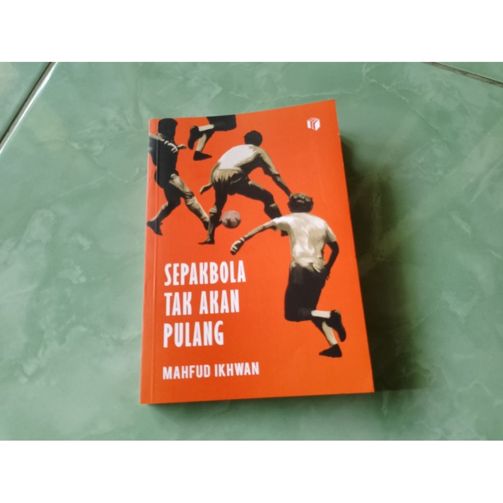 Buku Sepakbola Tak Akan Pulang Oleh Mahfud Ikhwan [Preloved Original]