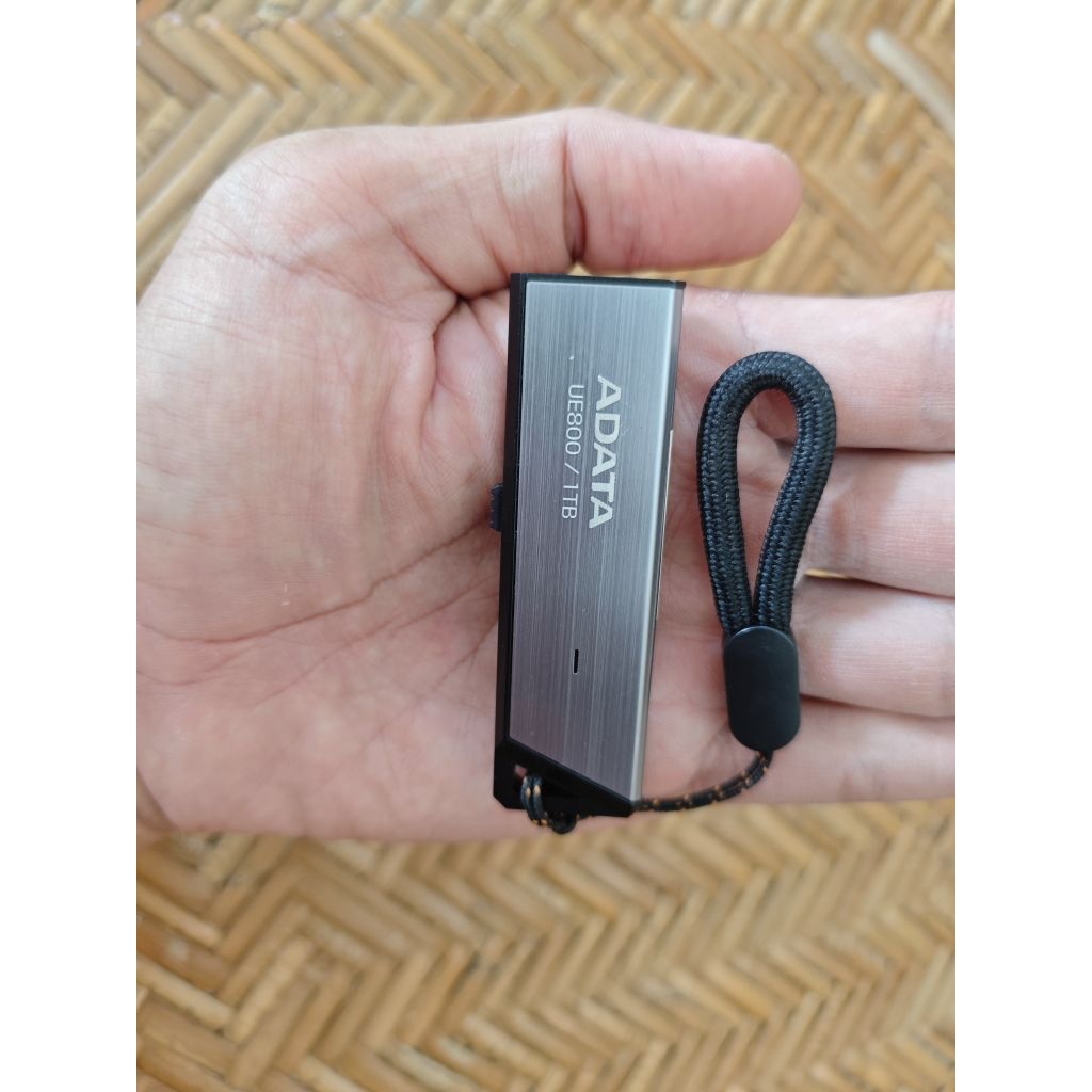 SSD eksternal / external ADATA 1 TB terabyte tipe UE800 preloved