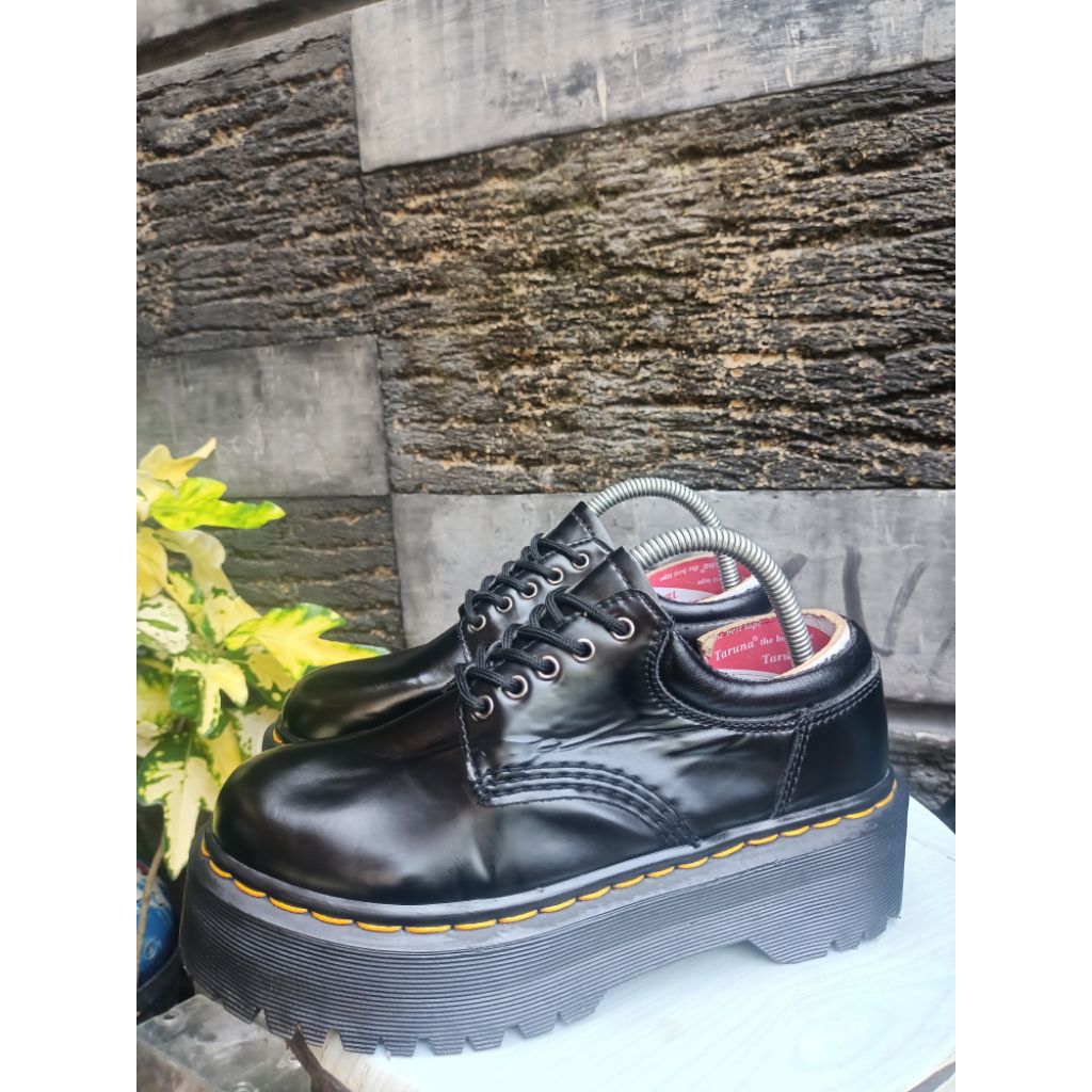 dr. martens low 8053