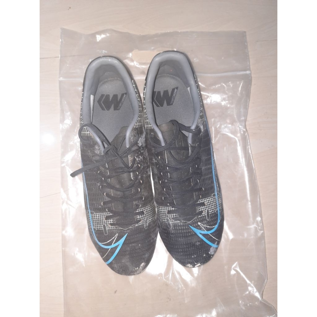 Nike Mercurial Vapor 14 Academy FG/MGUkuran :
Eur : 43
BR : 41
Kondisi masih bagus, kardus jika ada 