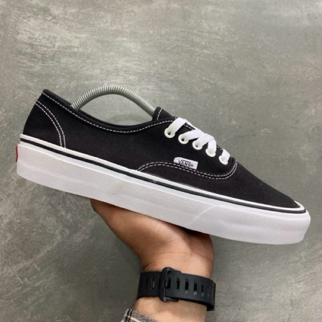 [Size 43] Rare Vans Authentic Classic Black White Second Kondisi Mulus Nominus. Harga Baru nya 2.5 J