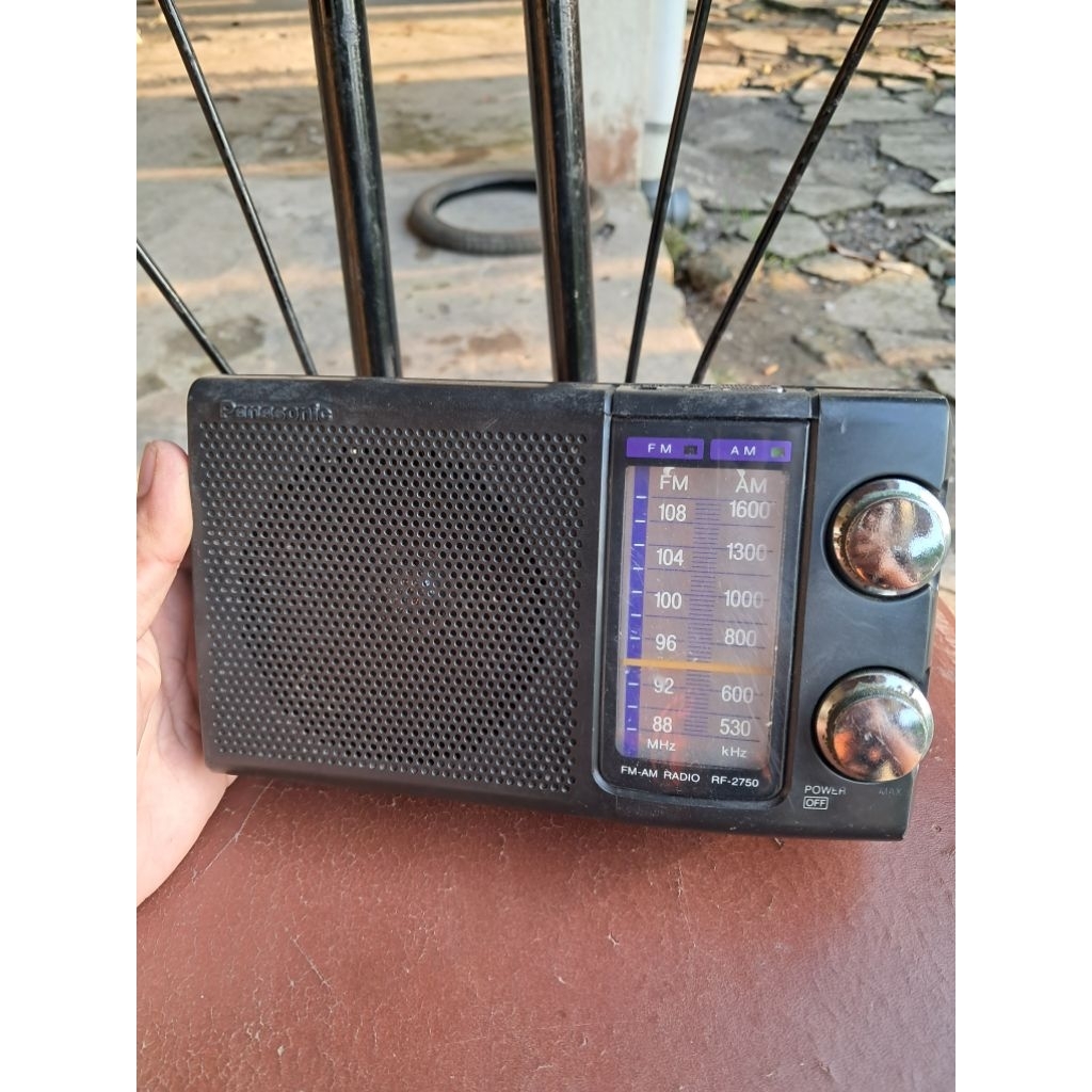 Radio Panasonic RF 2750 fm nyala