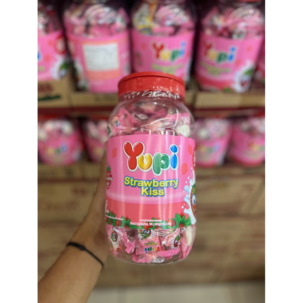 YUPI/STRAWBERRY KISS/1KARTON ISI 12PCS
