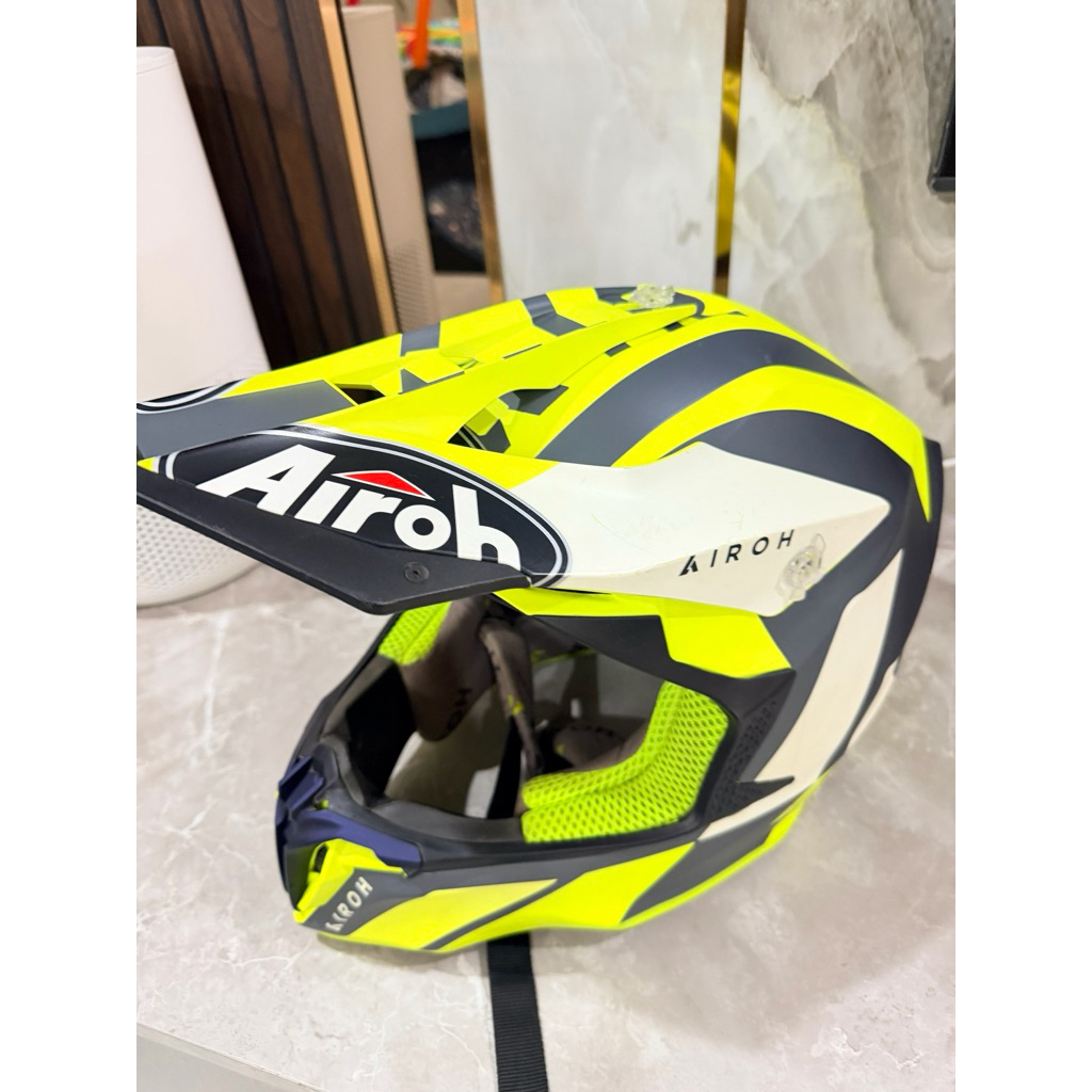 helm airoh trail