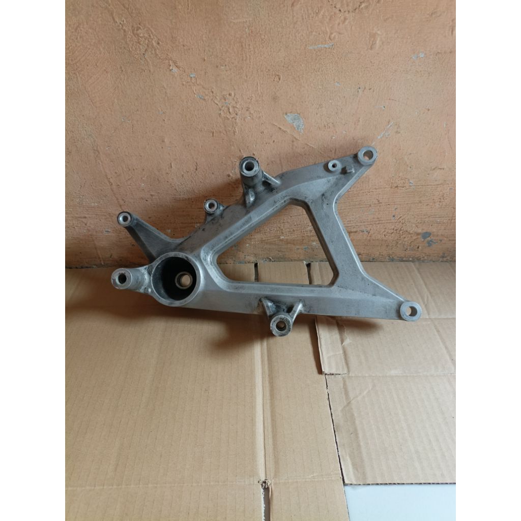 Swing arm arem dudukan knalpot Vario 160 Fi original copotan