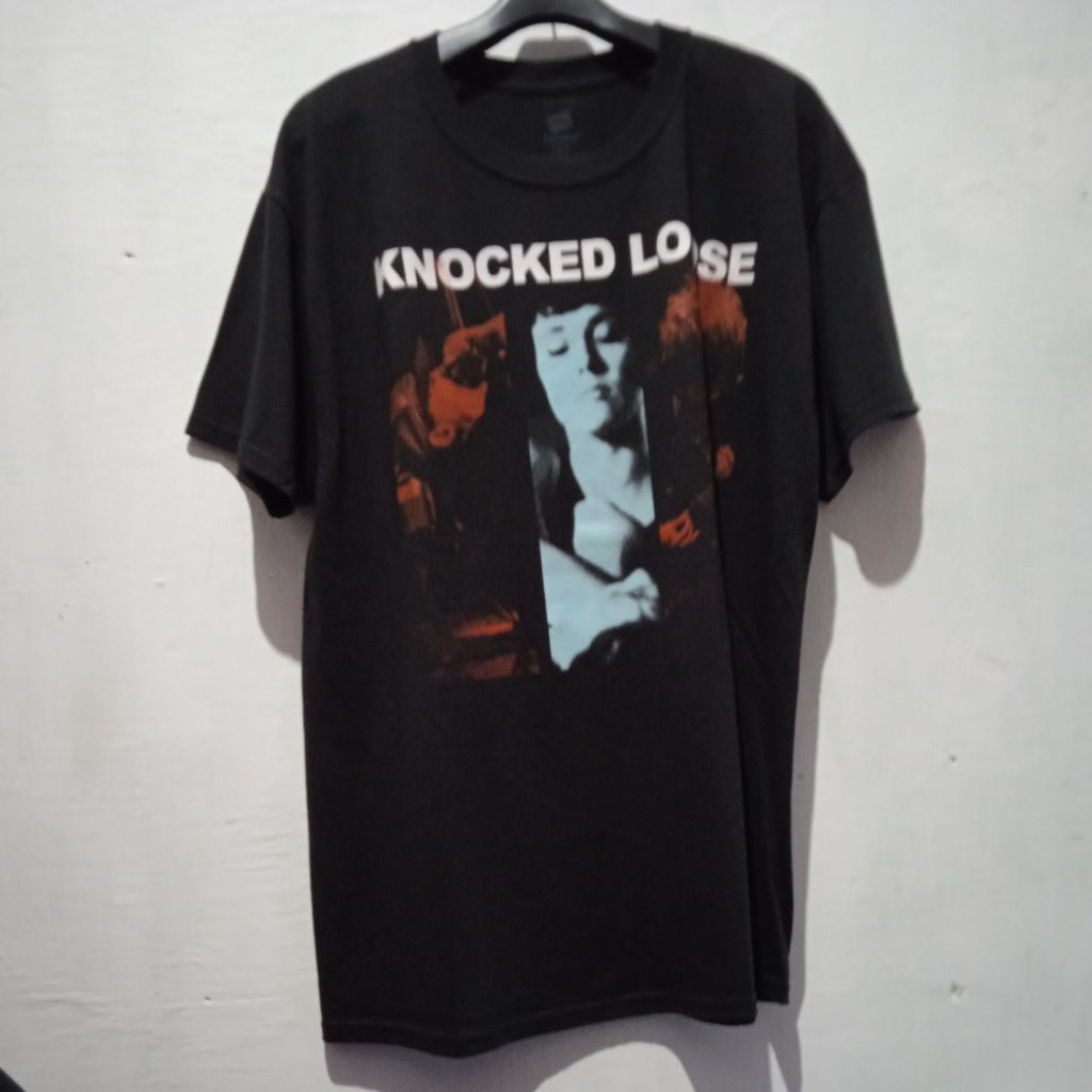 Kaos Band Knocked Loose Happiness Size L Hitam Official merch