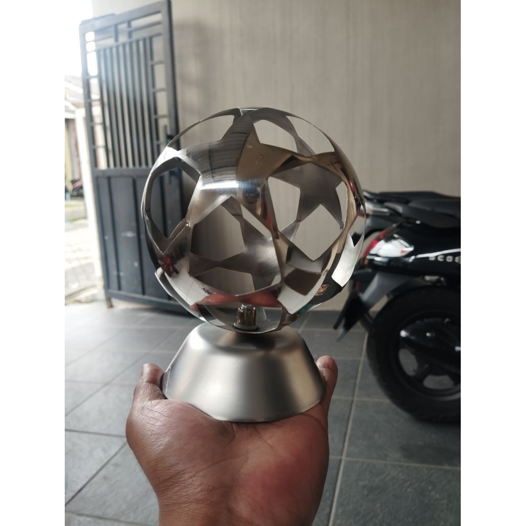 Replika piala pemain terbaik Champions UEFA, Bahan stanliss, Bola stanliss ukuran 5 inchi