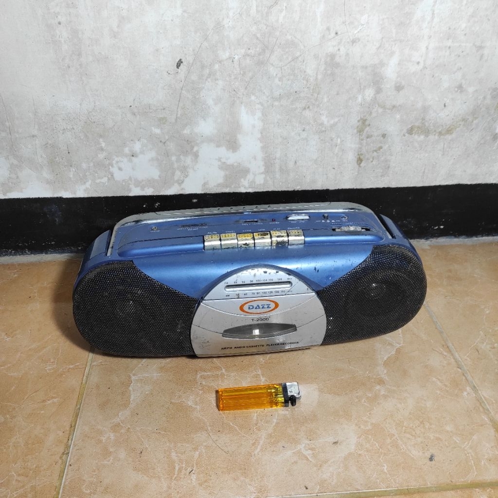 radio tape compo Dazz bekas off rusak buat pajangan sesuai di foto ( baca diskripsi)