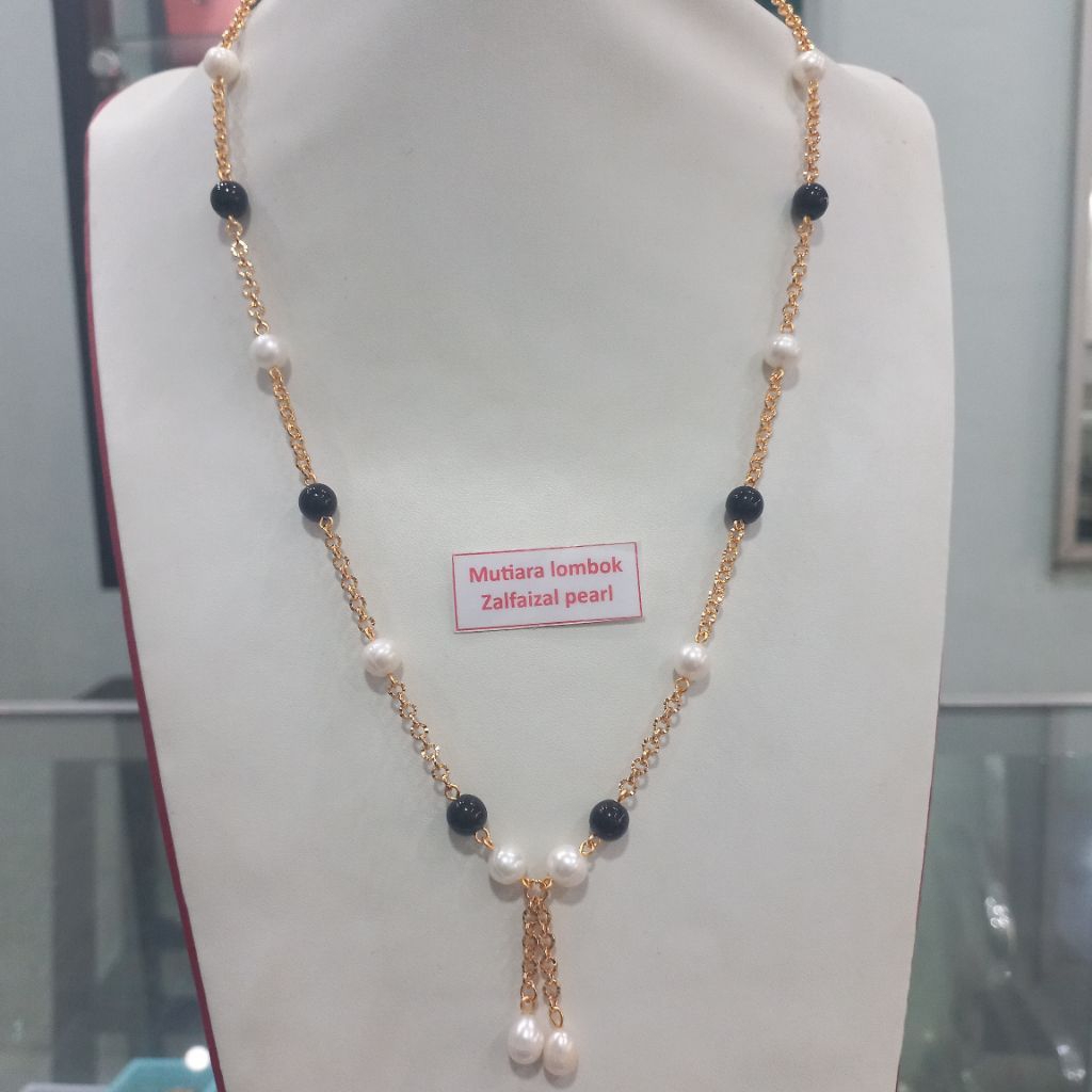kalung hijab mutiara air tawar asli (hitam bukan mutiara tapi batu)